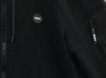 ⁦بلوفر رجالي أسود دكني  Dkny⁩ - الصورة ⁦2⁩