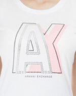 ⁦تيشرت أبيض مزين بشعار وردي Armani⁩ - الصورة ⁦3⁩