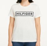 تيشيرت  نسائي تومي هيلفيغر ( Tommy Hilfiger ) ابيض بشعار اسود