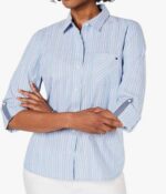 ⁦قميص نسائي تومي هيلفيغر (Tommy Hilfiger) سماوي مخطط اصلي⁩ - الصورة ⁦2⁩