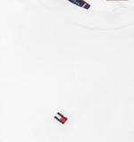 ⁦تيشرت ولادي تومي هيلفيغر (Tommy Hilfiger)ابيضّ بخطوط قطن اصلي⁩ - الصورة ⁦7⁩