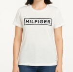 ⁦تيشيرت  نسائي تومي هيلفيغر ( Tommy Hilfiger ) ابيض بشعار اسود⁩ - الصورة ⁦3⁩