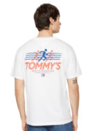 ⁦تيشيرت رجالي تومي هيلفيغر ( Tommy Hilfiger ) ابيض بشعار ااحمر⁩ - الصورة ⁦3⁩