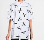 ⁦تيشرت أبيض مزين بشعار الماركه  Armani⁩ - الصورة ⁦3⁩