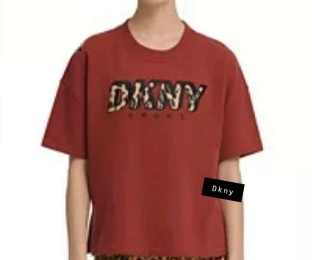 EnbxYC06GHlAb4tumnyBZdIxcNxFJh1iNNi6dyTX تيشرت شتوي عنابي دكني Dkny - الصورة 1
