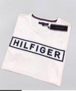 ⁦تيشيرت  نسائي تومي هيلفيغر ( Tommy Hilfiger ) ابيض بشعار اسود⁩ - الصورة ⁦4⁩
