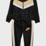 طقم Nike