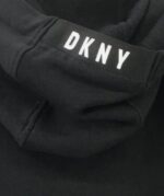 ⁦بلوفر رجالي أسود دكني  Dkny⁩ - الصورة ⁦3⁩