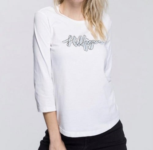 vTzvtNcHtWMYpVkILnxYF5ebubiVzdy83bxqcVBn تيشيرت نسائي تومي هيلفيغر ( Tommy Hilfiger ) ابيض - الصورة 1