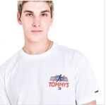⁦تيشيرت رجالي تومي هيلفيغر ( Tommy Hilfiger ) ابيض بشعار ااحمر⁩ - الصورة ⁦4⁩